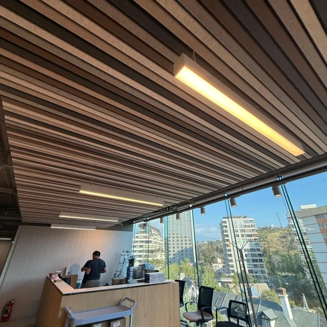 Oficinas BACS - Cielo Lineal Acustico Hunter Douglas, Panel HEARTFELT