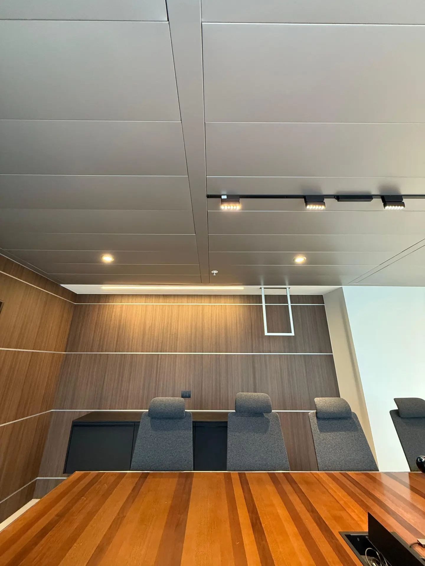 Oficinas Nialem - Panel 300L